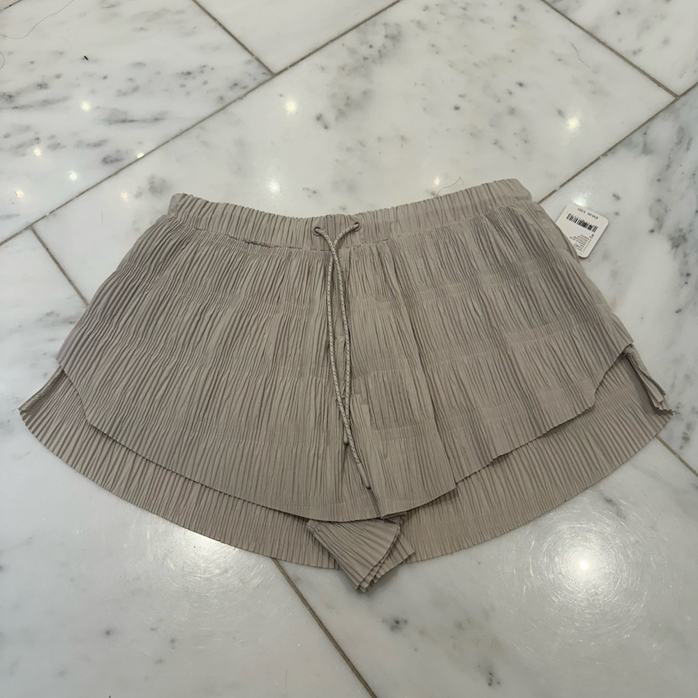 Free movement NWT taupe women’s shorts- size small